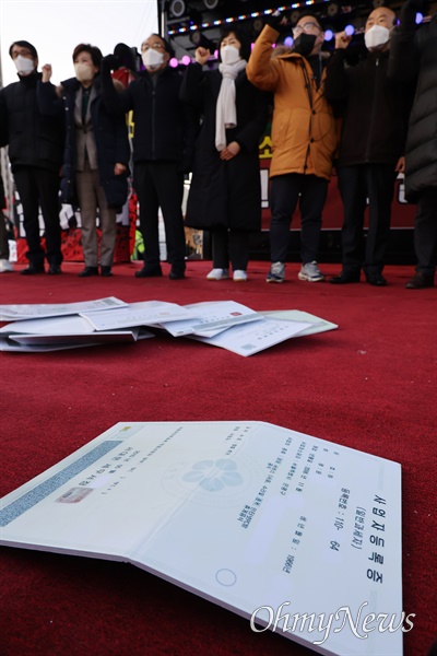 소상공인과 자영업자 단체 대표들이 지난 22일 오후 서울 종로구 광화문 시민열린마당에서 열린 생존권 결의대회에 참석해 정부의 코로나19 방역대책에 반대하며 사업자등록증을 바닥에 버리는 퍼포먼스를 진행하고 있다.