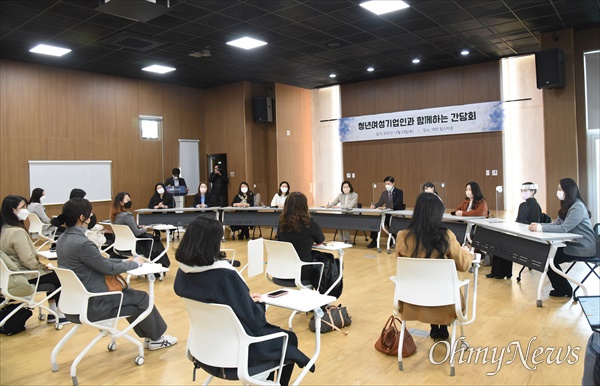 이재명 더불어민주당 대선 후보의 배우자 김혜경 씨가 23일 대전팁스타운 타운홀에서 대전지역 청년여성기업인들과 간담회를 가졌다.