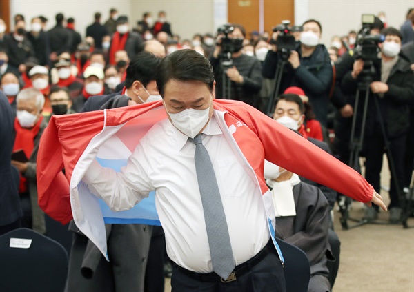 국민의힘 윤석열 대선 후보가 23일 오후 전남 순천 에코그라드 호텔에서 열린 전남선대위 출범식에서 당 점퍼를 입고 있다.