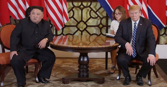 2019년 2월 28일(현지시간) 도널드 트럼프(오른쪽) 당시 미국 대통령과 김정은(왼쪽) 북한 국무위원장이 베트남 하노이의 소피텔 레전드 메트로폴 호텔에서 회담 도중 심각한 표정을 짓고 있다. 당시 회담은 성과없는 '노딜'로 끝났다.