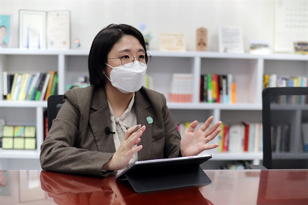 기본소득당 용혜인 의원이 국회의원실에서 인터뷰 하고 있다.