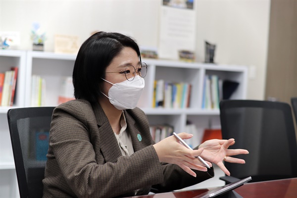 기본소득당 용혜인 의원이 국회의원실에서 인터뷰 하고 있다.