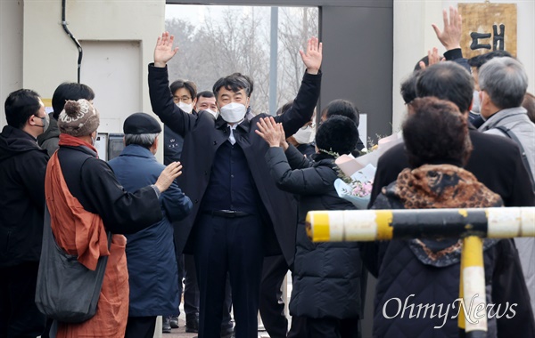 내란선동 혐의로 복역 중이던 이석기 전 통합진보당 의원이 24일 오전 대전 유성구 대전교도소에서 성탄절 기념 가석방으로 나오며 지지자들에게 손을 흔들어 보이고 있다.