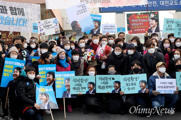 내란선동 혐의로 복역 중이던 이석기 전 통합진보당 의원이 24일 오전 대전 유성구 대전교도소에서 성탄절 기념 가석방으로 나와 지지자들과 함께 기념촬영을 하고 있다.