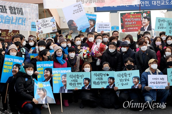  내란선동 혐의로 복역 중이던 이석기 전 통합진보당 의원이 24일 오전 대전 유성구 대전교도소에서 성탄절 기념 가석방으로 나와 지지자들과 함께 기념촬영을 하고 있다.