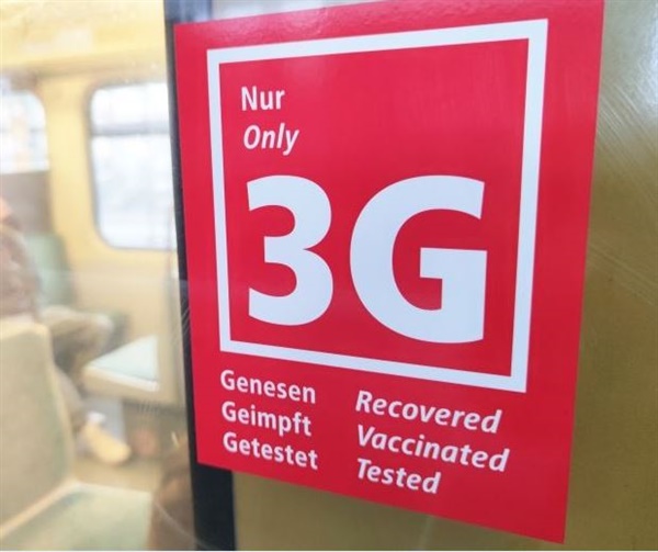 지하철 문에 붙어 있는 독일의 코로나 규정. 3G 규정에서는 완치자, 접종완료자, 음성확인서 제시자가 지하철을 탑승할 수 있다. 