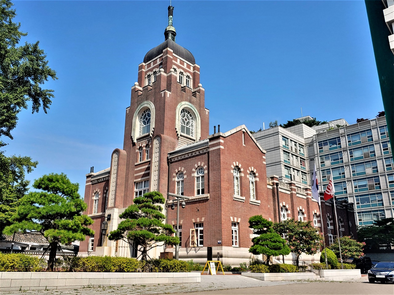 수백 만 교인들 성미금으로 1921년 건립된 대교당. 서구 역사주의를 절충한 양식으로 건립되었음. 건립 당시 명동성당과 경쟁 관계에 있었음.