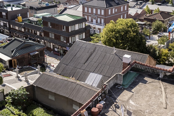  전서경 가옥의 지붕은 원래 기와였다. 전쟁으로 폭격을 맞은 이후 슬레이트로 바뀌었다.