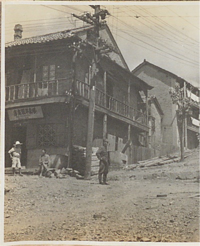 1943년도 전서경가옥의 모습. 집 앞에 '순태양복상점'이라는 간판이 걸려있다.