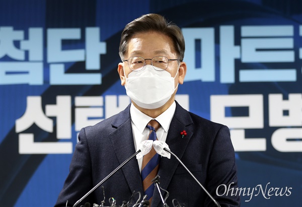 더불어민주당 이재명 대선 후보가 24일 서울 여의도 중앙당사에서 '스마트강군, 선택적 모병제' 공약 발표를 마친 후 질의에 답하고 있다.