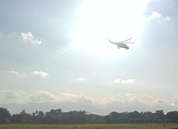 미얀마 군경이 헬기를 동원해 무장 저항 세력에 공격을 가하고 있다.