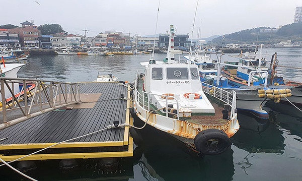 제주시청 행정선  추자면 추자도에 떠 있는 행정선  