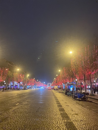 샹젤리제 거리에 붉은색 조명이 설치되어 있다. 
