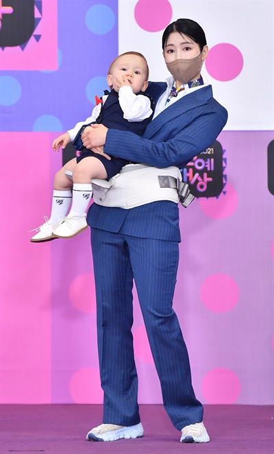 'KBS 연예대상' 멋있는 사유리 가족 '슈퍼맨이돌아왔다'팀의 사유리 방송인과 젠이 25일 오후 비공개로 열린 <2021 KBS 연예대상> 포토월에서 포즈를 취하고 있다.