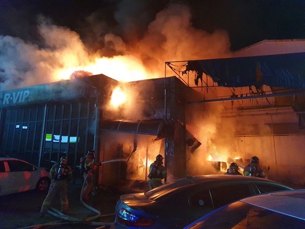 25일 오후 8시 1분경 창원시 마산회원구 양덕동 소재 세차장에서 화재 발생.
