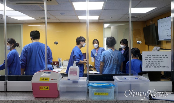 23일 오후 서울 중구 국립중앙의료원 본관에 마련된 신종 코로나바이러스 감염증(코로나19) 격리치료병동에서 의료진이 코로나19 환자를 치료하기 위해 분주히 움직이고 있다.