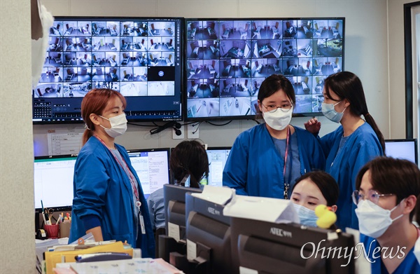23일 오후 서울 중구 국립중앙의료원에 마련된 신종 코로나바이러스 감염증(코로나19) 격리치료병동에서 의료진들이 모니터 화면을 통해 코로나19 환자 상태를 지켜보고 있다.