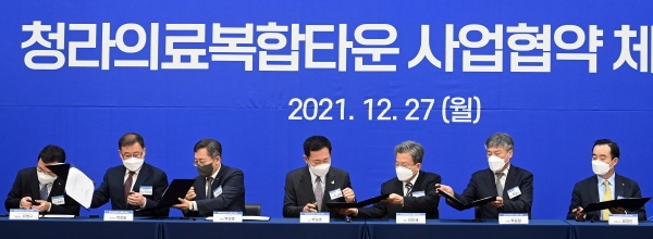 인천시와 서울아산병원컨소시엄이 27일, 청라국제도시 로봇타워에서 '청라의료복합타운 사업협약 체결식'을 갖고 본격적인 사업 추진에 착수했다. 사진은 박남춘 인천시장(중앙)과 이원재 인천경제청장(오른쪽에서 세 번째), 박승일 서울아산병원장(오른쪽에서 두 번째), 박성호 하나은행장(왼쪽에서 세 번째) 등 협약 당사자들이 협약서에 서명하는 모습.