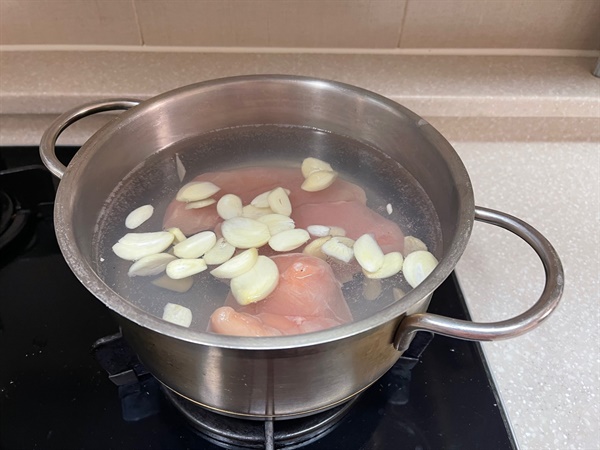 닭가슴살+마늘을 넣고 끓이기만 하면 된다. 