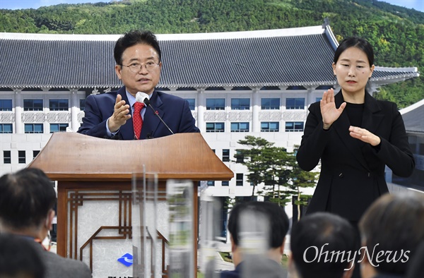  이철우 경북도지사가 27일 오후 경북도청에서 열린 기자간담회에서 내년 지방선거에서 재선에 도전하겠다고 밝혔다.