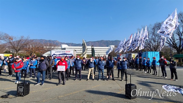 전국택배노조 CJ대한통운 택배노동자들은 12월 28일 경남도청 정문 앞에서 '총파업'을 선언했다.