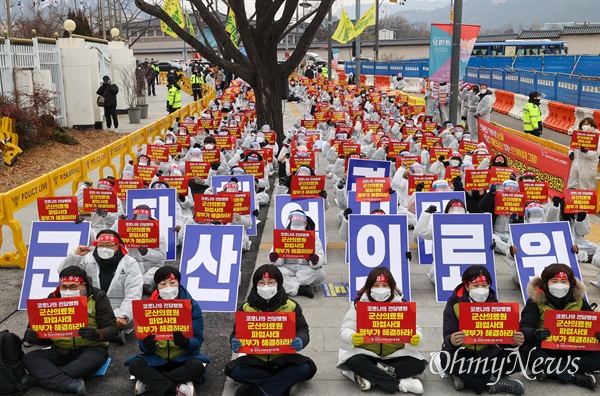 '전북 군산의료원 파업사태 해결을 위한 보건의료노조 투쟁 결의대회'가 28일 오후 서울 종로구 정부서울청사앞에서 열렸다.