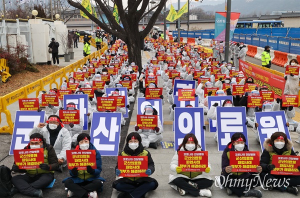  '전북 군산의료원 파업사태 해결을 위한 보건의료노조 투쟁 결의대회'가 28일 오후 서울 종로구 정부서울청사앞에서 열렸다.