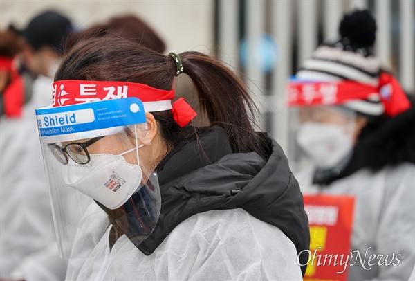  '전북 군산의료원 파업사태 해결을 위한 보건의료노조 투쟁 결의대회'가 28일 오후 서울 종로구 정부서울청사앞에서 열렸다.