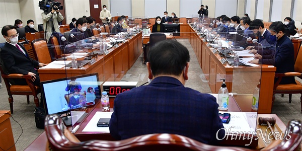 28일 국회에서 정치개혁 특별위원회 전체회의가 열리고 있다. 