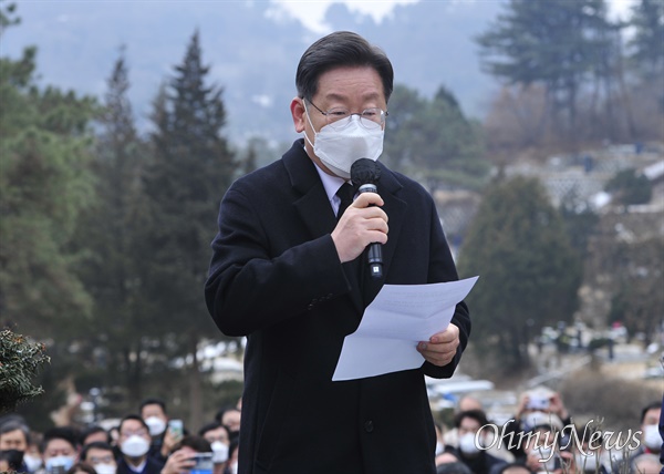 더불어민주당 이재명 대선 후보가 29일 오전 경기도 남양주시 마석 모란공원 묘역에서 열린 고 김근태 전 열린우리당 의장의 10주기 추모 행사에 참석해 추모사를 하고 있다. 