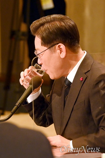 더불어민주당 이재명 대선 후보가 30일 오전 서울 중구 프레스센터에서 열린 한국신문방송편집인협회 토론회에서 물을 마시고 있다.