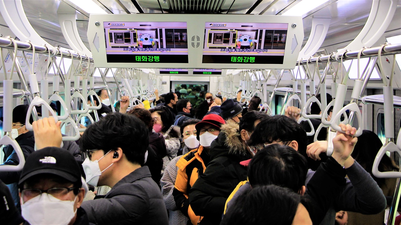 동해선 광역전철 안에 사람들이 가득하다.