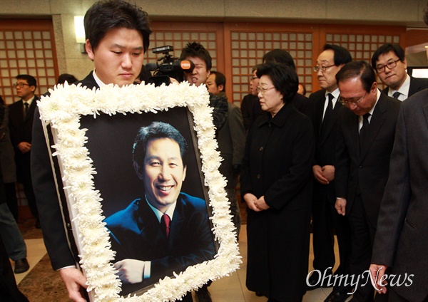2011년 12월 30일, 김근태 민주통합당 상임고문이 64세로 별세했다. 그날 서울 종로구 서울대병원 장례식장에서 유가족들이 영정사진을 모시고 빈소로 향하는 모습.
