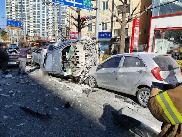 30일 낮 12시 30분쯤 부산 연제구 한 대형마트 5층 주차장에서 택시가 벽을 뚫고 도로 아래로 추락했다.