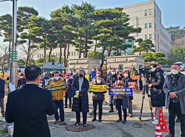 태안유류피해민들이 태안원유유출사고 발생 14주기를 맞은 지난 12월 7일 대전지검 서산지청 앞에서 엄정한 수사를 촉구하는 규탄대회를 열었다.