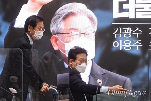 천정배 전 의원(왼쪽)이 30일 서울 여의도 더불어민주당사에서 열린 입당식에 송영길 대표 휠체어를 밀며 입장하고 있다.