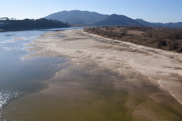 박석진교 아래 넓게 펼쳐진 모래톱. 그 위를 낮은 물길이 흘러간다. 이전  낙동강의 모습을 온전히 회복한 모습이 아닐 수 없다. 