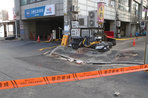 31일 경기도 고양시 마두동의 한 상가 건물에서 지하 기둥 일부가 파열되는 사고가 일어나 통제선이 침하된 지반 주변에 설치되어 있다.