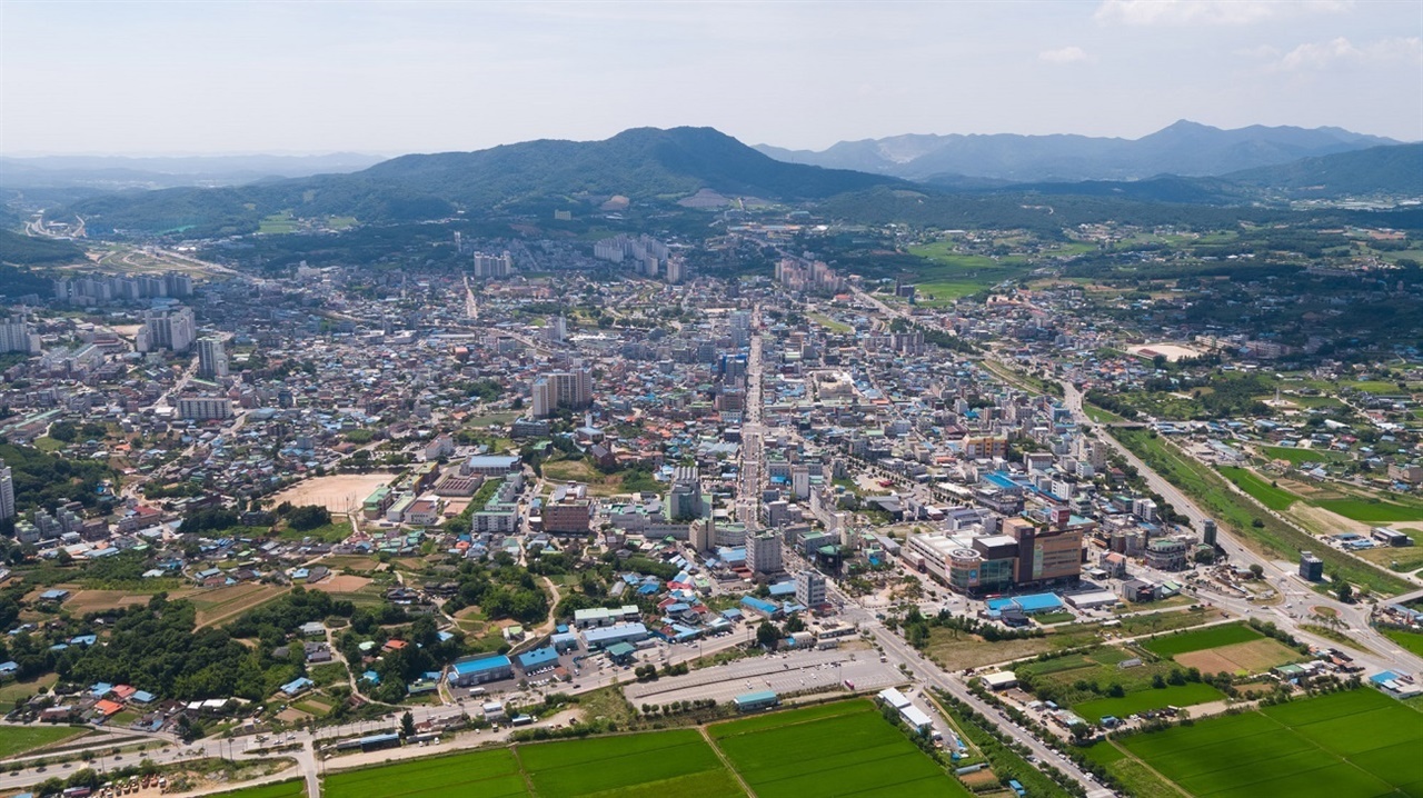 보령해저터널 개통과 삽교역 신설확정에 따른 서해안 관광지도가 급변하고 있다. 그동안 홍성을 거쳐야 가능했던 서해안관광지도가 급변하며 홍성군을 비껴가는 관광지도로 변하며 그야말로 홍성군은 고립위기에 처하고 있는 것이다.