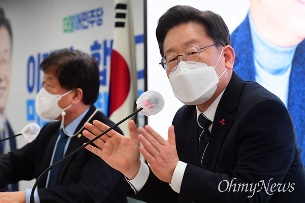더불어민주당 이재명 대선 후보가 12월 31일 오후 서울 여의도 더불어민주당 중앙당사에서 소확행 국민공모 캠페인 기자회견을 하고 있다.