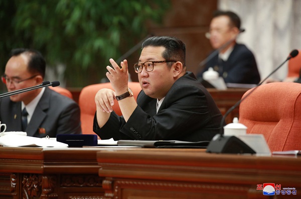 북한 김정은 노동당 총비서가 지난해 12월 노동당 제8기 제4차 전원회의에서 발언하고 있다.