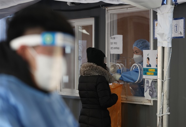 2022년 임인년(壬寅年) 첫날인 1일 오전 서울 중구 서울역 광장에 마련된 코로나19 임시선별검사소에서 시민이 검사를 받고 있다. 