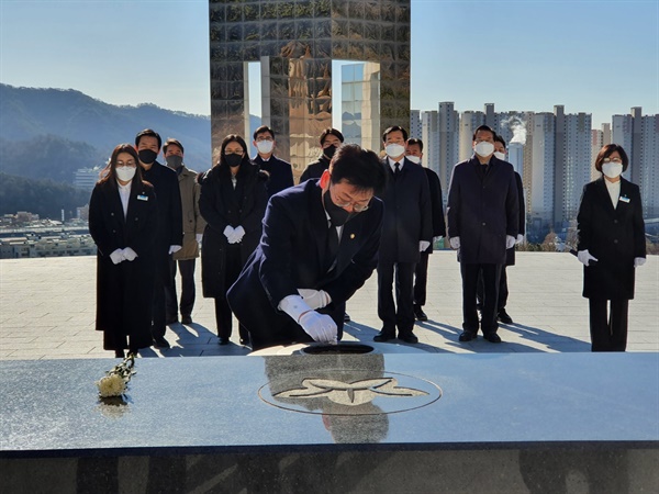 민주당경남선대위, 새해 첫날 3.15민주묘지, 참배.
