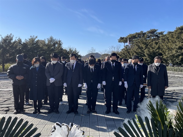 민주당경남선대위, 새해 첫날 고 노무현 대통령 묘지 참배.