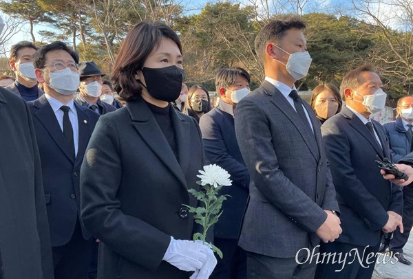 더불어민주당 이재명 대선후보의 배우자 김혜경씨가 1일 고 노무현 대통령 묘소를 참배했다.