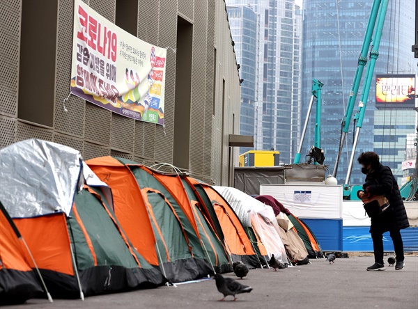  코로나 확산으로 확진 판정을 받은 노숙인 등 취약계층을 수용할 임시시설이 부족한 가운데, 지난해 12월 28일 서울역 광장에 노숙인에 재택치료가 필요할 때를 대비해 한 교회에서 설치한 텐트들이 놓여 있는 모습.