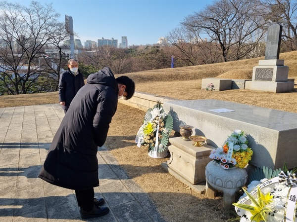  임시정부 요인 묘역에 참배하는 시민들