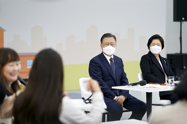 문재인 대통령과 김정숙 여사가 29일 충남 공주시 공주대학교 옥룡캠퍼스에서 열린 공주대학교 부설 특수학교 설립 간담회에서 참석자의 발언을 경청하고 있다.