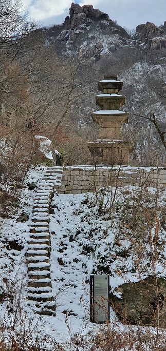 용암사지터 남서쪽 언덕에는 삼층석탑이 서있다. 멀리 산벽을 배경으로 서있는 석탑의 모습은 한때 융성했던 용암사의 흔적을 말해주고 있다. 