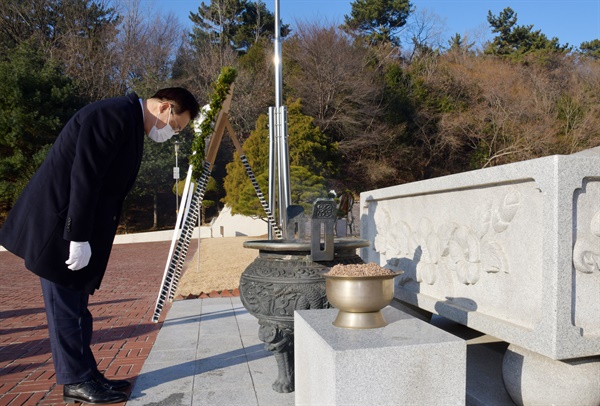  하병필 경남지사 권한대행, 3일 창원충혼탑 참배.